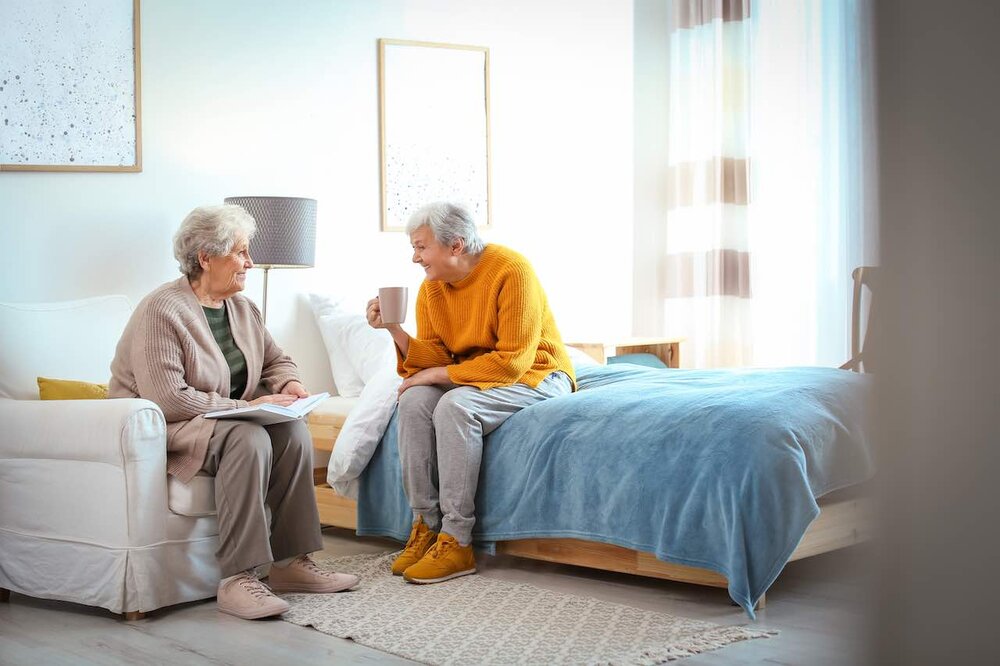 Foto zweier Personen in einem Gespräch im Hospiz
