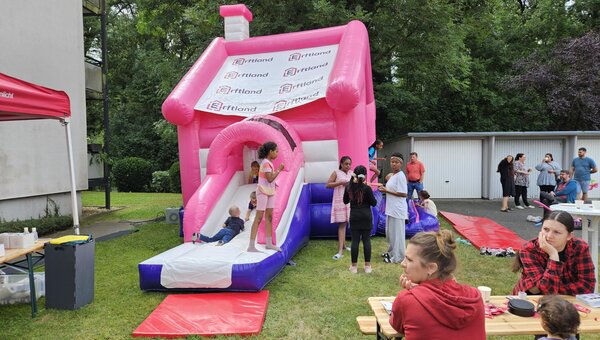 Hüpfburg auf Mieterfest