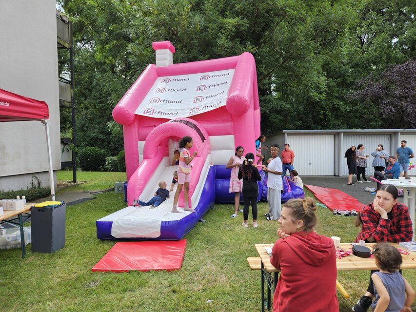 Hüpfburg auf Mieterfest