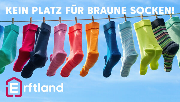 Bunte Socken hängen auf einer Wäscheleine